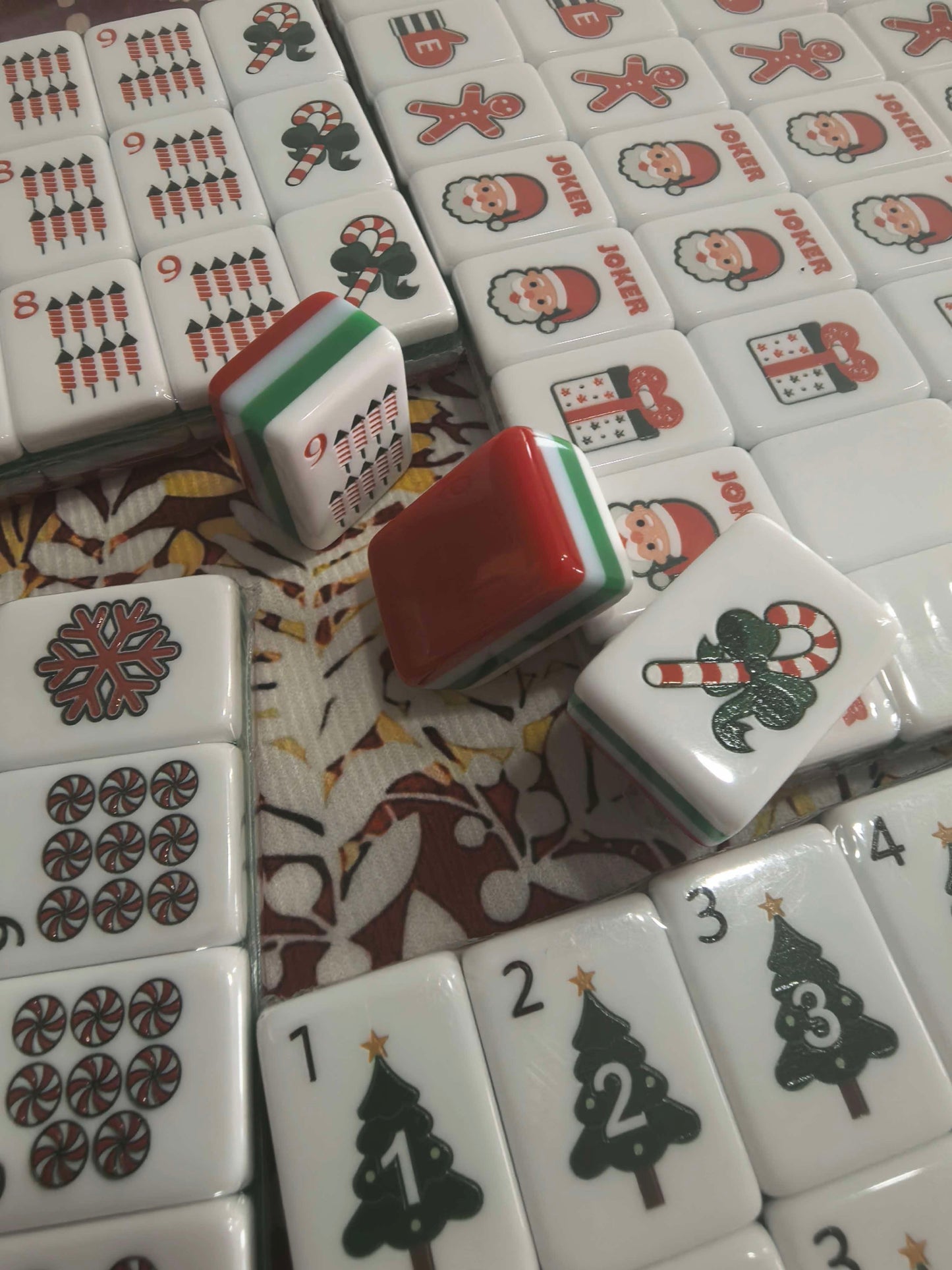 Christmas Red Themed American Mahjong Set 160 Tiles 4-Layer 32 Inch Holiday Mahjong Tiles for Party Family Game Night